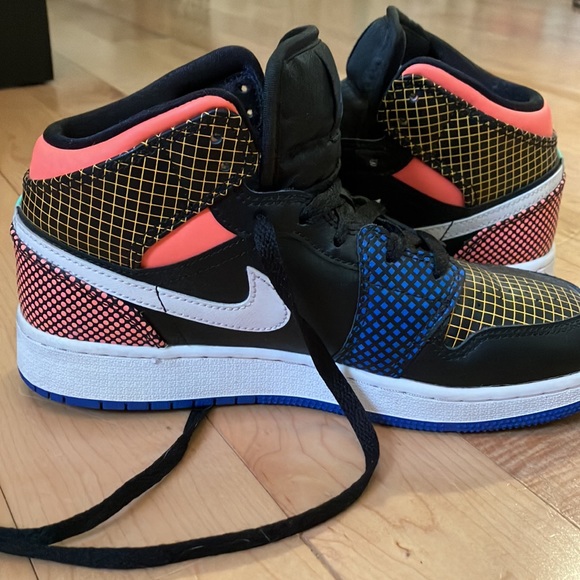 mid Jordan 1s with multi-color grid - Picture 3 of 4